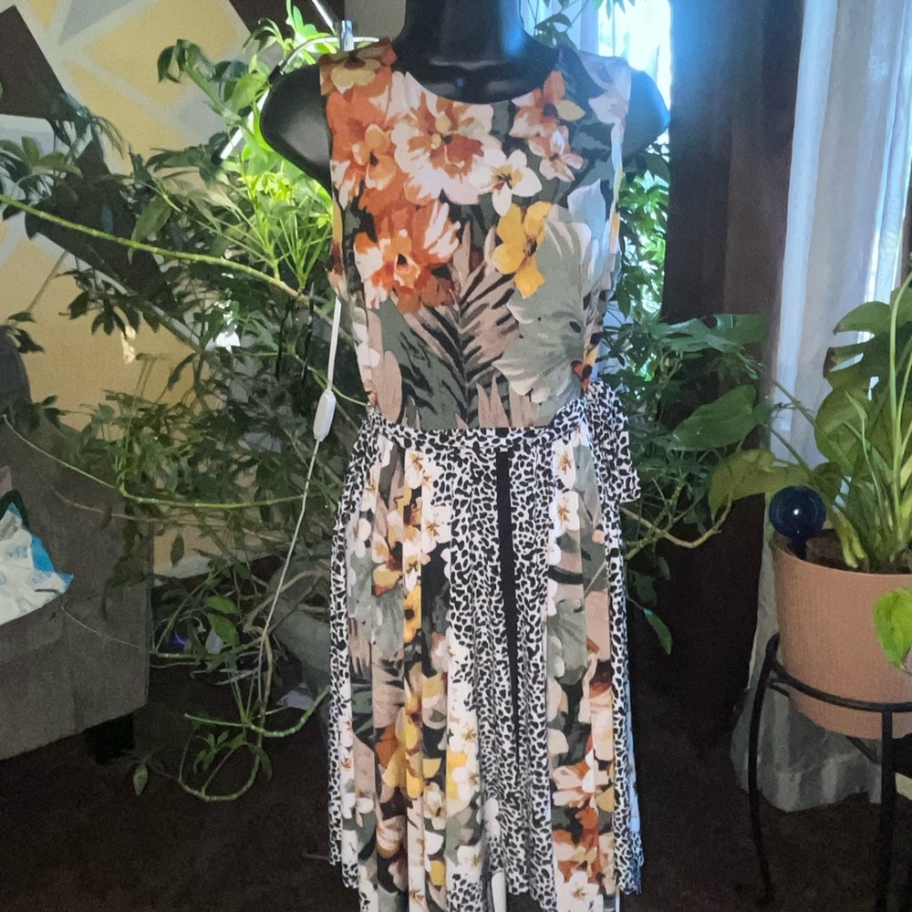 Roz and Ali sleeveless dress Woma  fits medium tagged 4